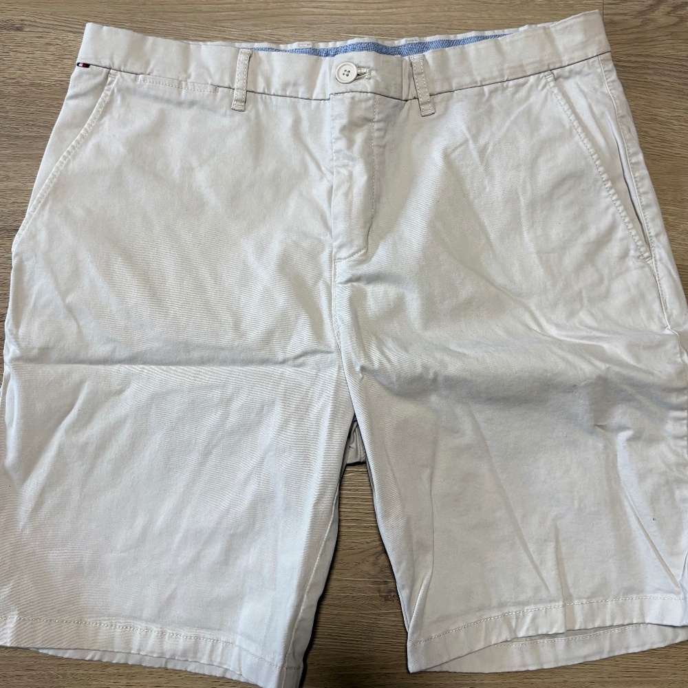 Tommy Hilfiger Men's Size 34 Stretch Chino Shorts - Khaki / Tan